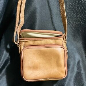 Vtg D'Brozzi Leather Tan Camel Camera Bag 7"x6"x3" Zip Miami FL Colombia Made